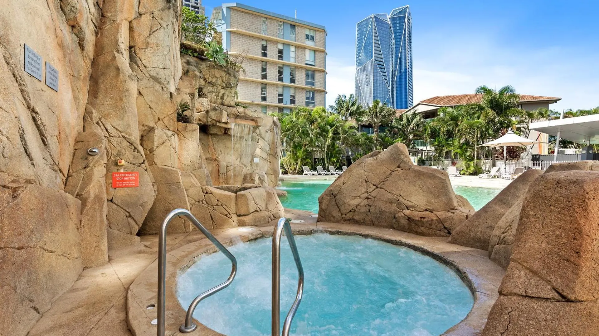 Wings Luxury Apartment Netflix غولد كوست